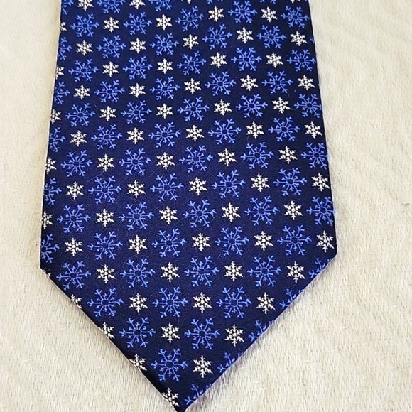 Hallmark Holiday Traditions Snowflake Tie - Picture 4 of 5